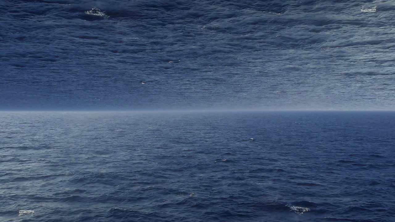 mundo acuático imaginario monocromático con un haz de luz que se abre en el horizonte