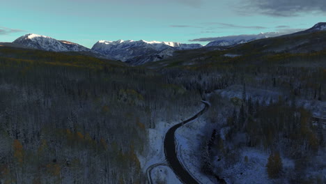 Bereifte-Straße,-Klar,-Kalt,-Eiskalt,-Gefrorener-Morgen,-Beschattet,-Kebler-Pass,-Colorado,-Filmische-Luftaufnahme,-Drohne,-Beschattet,-Herbst,-Winter,-Saison,-Erste-Kollision,-Weißer-Schnee,-Rot,-Gelb,-Orange,-Espenwald,-Beschattet-Nach-Vorne