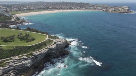 Panorama-De-La-Playa-De-Bondi-Con-El-Pintoresco-Mar-Azul---Suburbio-De-Ben-Broquel-De-North-Bondi,-Nsw,-Australia