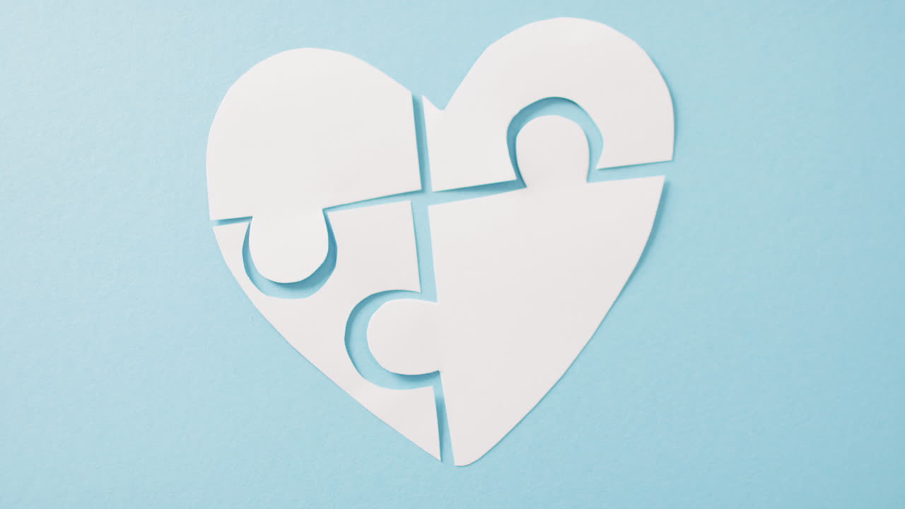 video de un rompecabezas blanco corazón sobre fondo azul con espacio de copia
