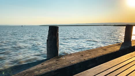 horizonte soleado en el lago neusiedler see, neusiedl am see, austria, plano general