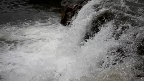Schwall-Von-Kaskadenwasserfällen-Natürlichen-Exotischen-Himalaya-Indien