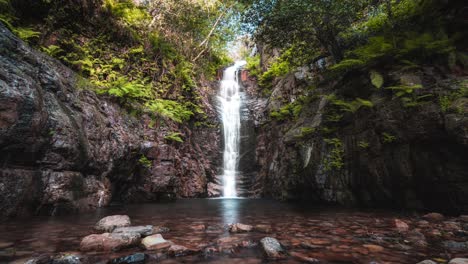 Primer-Plano-De-Una-Cascada-En-Medio-De-Un-Bosque