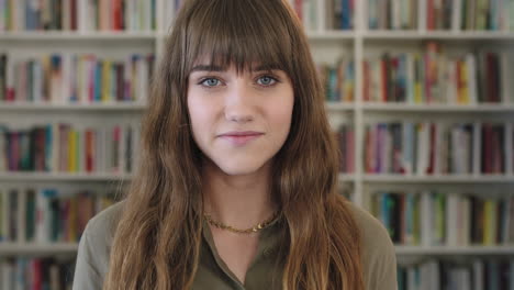 Retrato-De-Una-Joven-Y-Bonita-Bibliotecaria-Que-Parece-Pensativa-Y-Tranquila-Ante-La-Cámara-En-El-Fondo-De-La-Estantería-De-La-Biblioteca