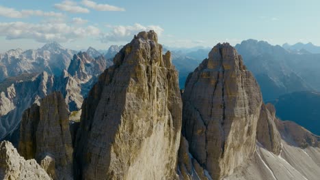 意大利多洛米特山脈的拉瓦雷多山脈 (tre cime di lavaredo) 的無人機拍攝