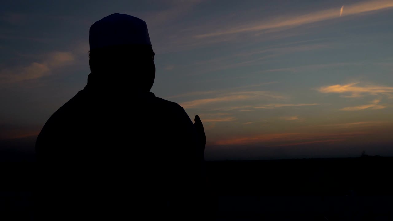 Silhouette di giovane musulmano asiatico
