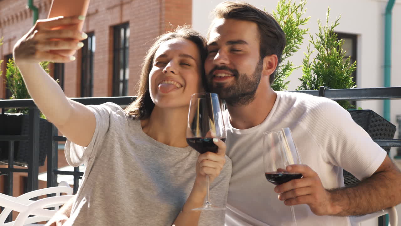 una pareja disfrutando del vino en un balcón