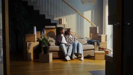 pareja relajándose en el nuevo hogar durante la mudanza