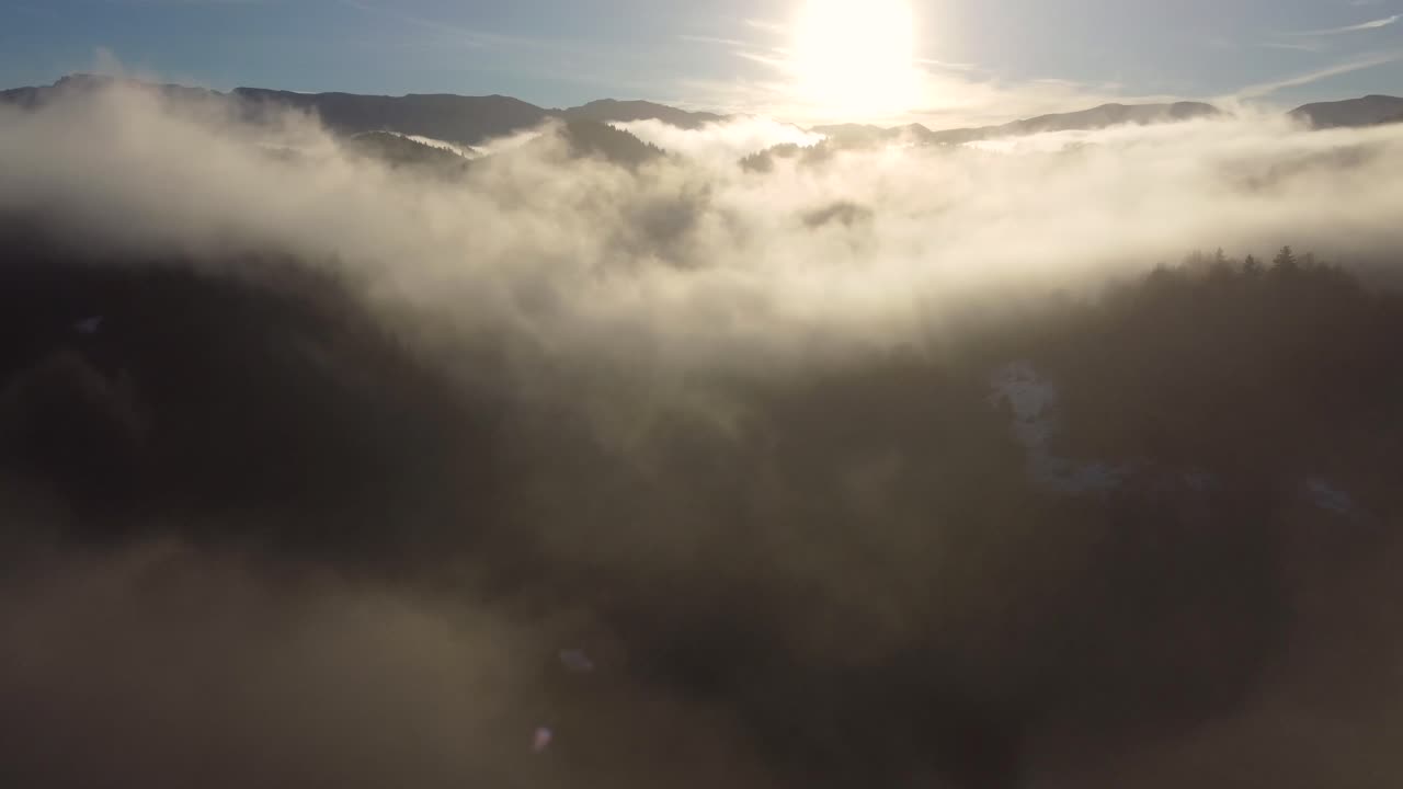 농촌 생활 방식과 자연의 아름다움을 보여주는 루마니아 산의 전통 마을 펀다타