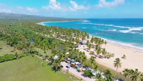 Weitwinkelaufnahme-Aus-Der-Luft,-Die-Ein-Tropisches-Paradies-Mit-Palmen,-Karibischem-Meer-Und-Goldenem-Strand-Im-Sommer-Zeigt-–-Arroyo-Salado,-Cabrera,-Dominikanische-Republik