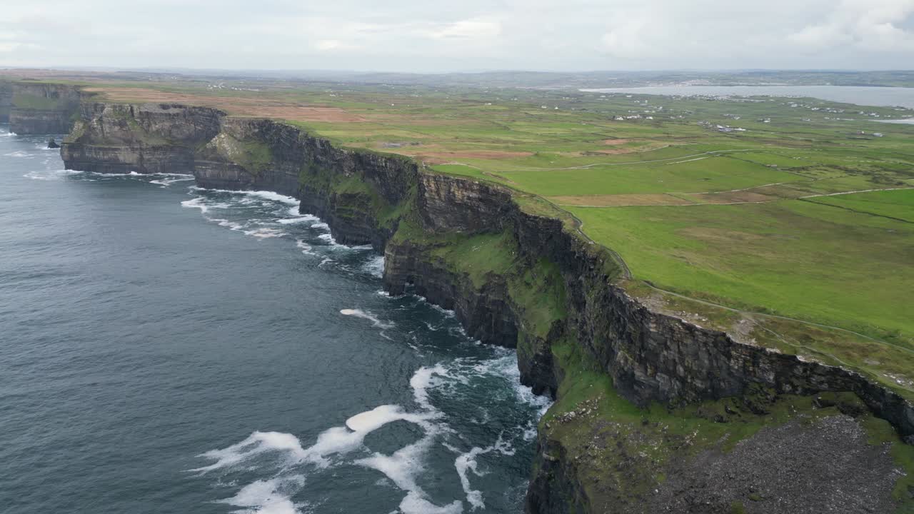 fotografía aérea de la línea de la cresta rocosa en los acantilados de moher