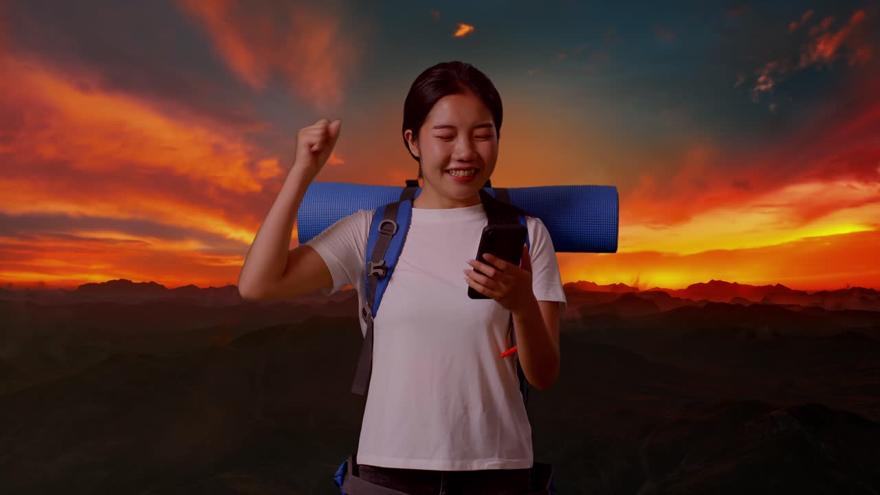 mujer feliz viajera al atardecer