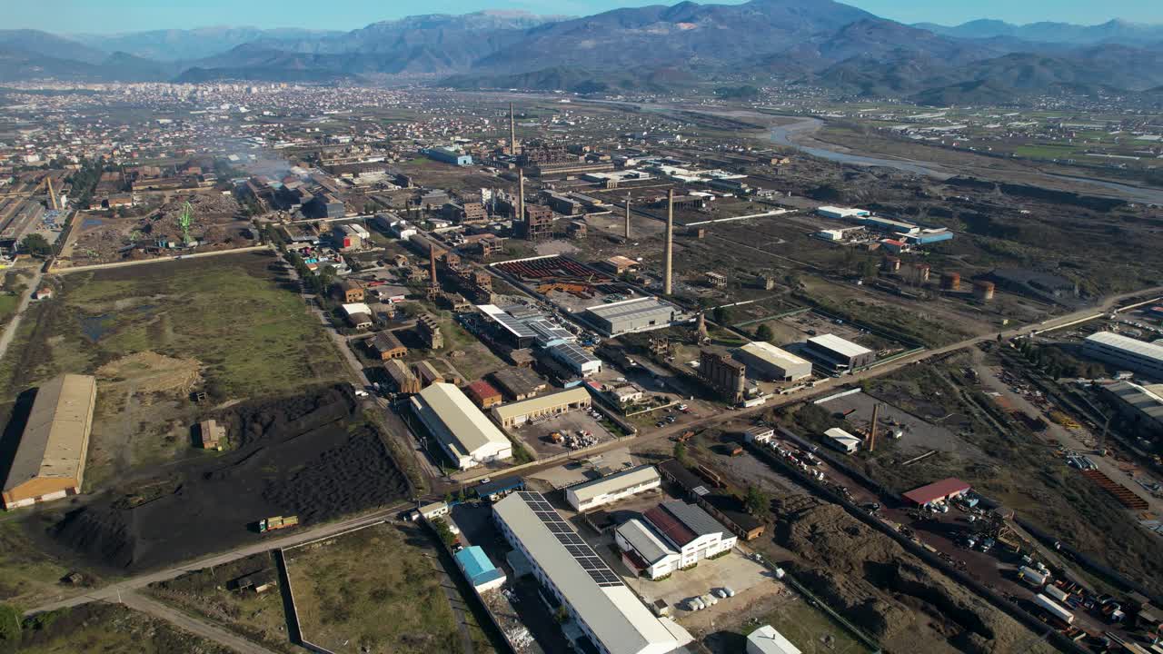 zona industrial de la fábrica, almacenes de la fábrica de procesamiento de acero cerca de la ciudad de elbasan, albania