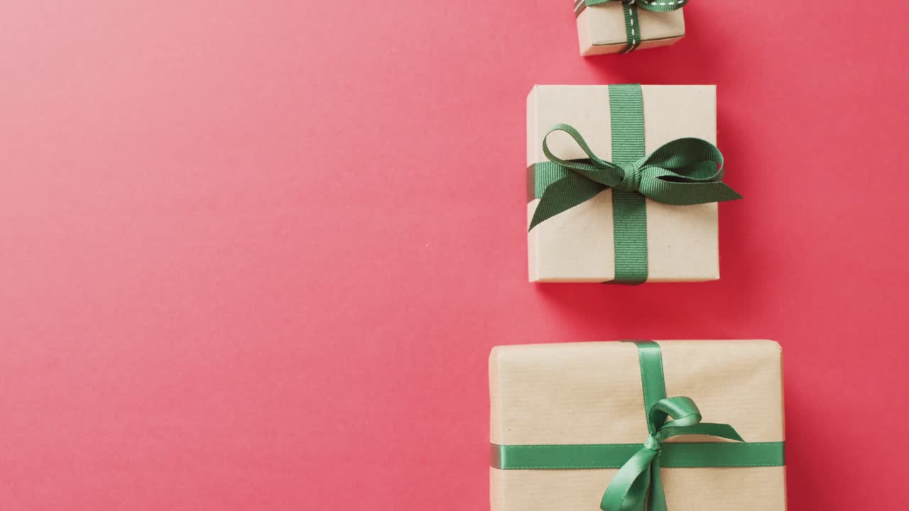 video de regalos de navidad y cinta formando árbol de navidad y copia espacio en fondo rosa