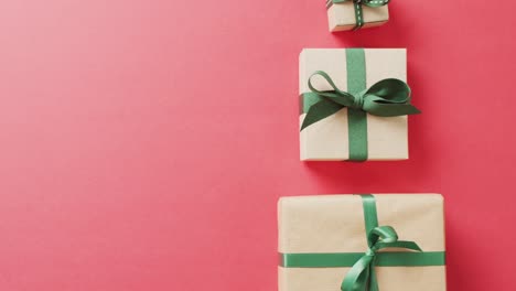 video van kerstcadeaus en lint vormende kerstboom en kopieer ruimte op roze achtergrond