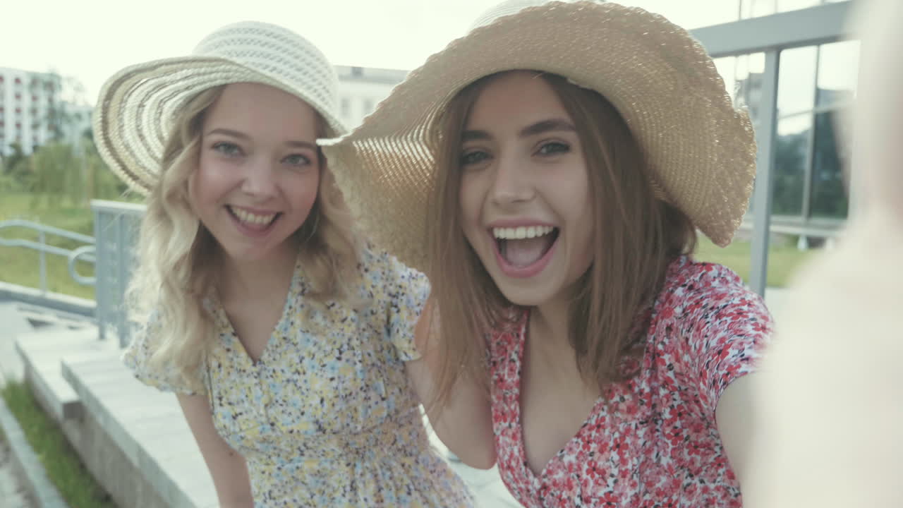 dos amigos tomando una selfie