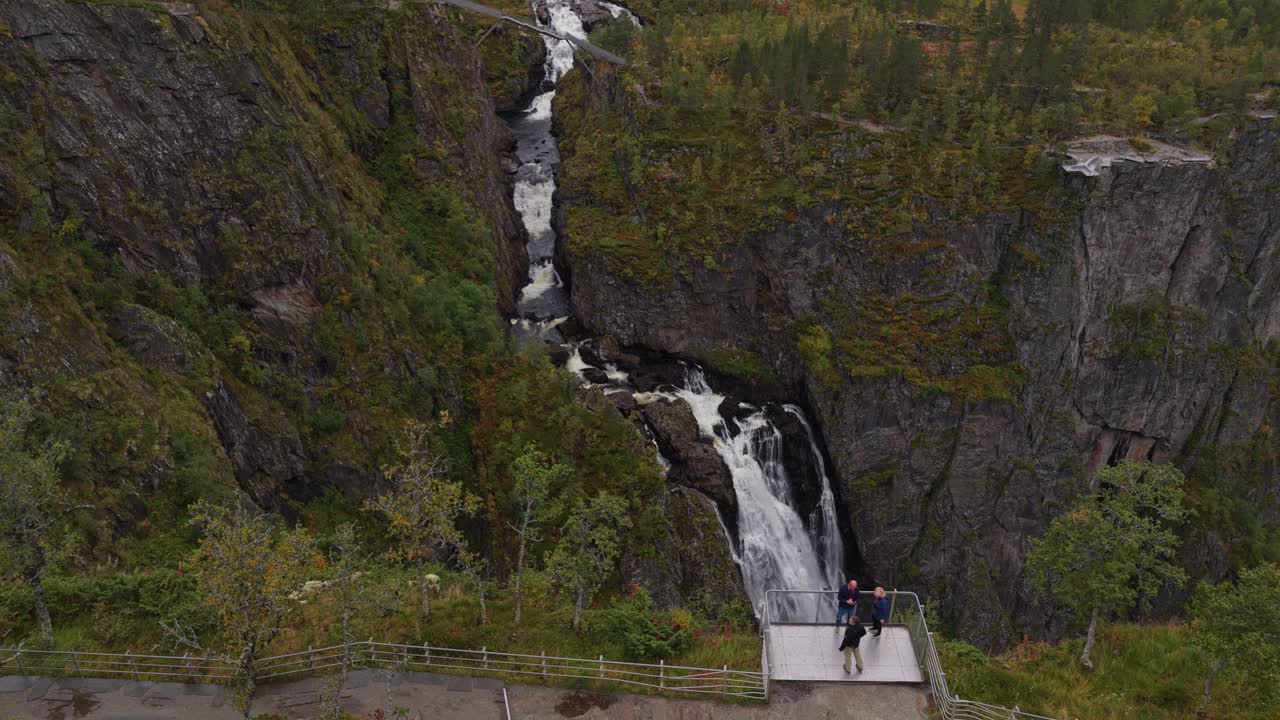 Malebný letecký pohled na vyhlídky Voringfossen plné turistů v Norsku