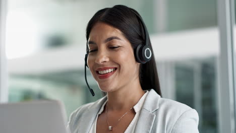 mujer de negocios en una llamada telefónica