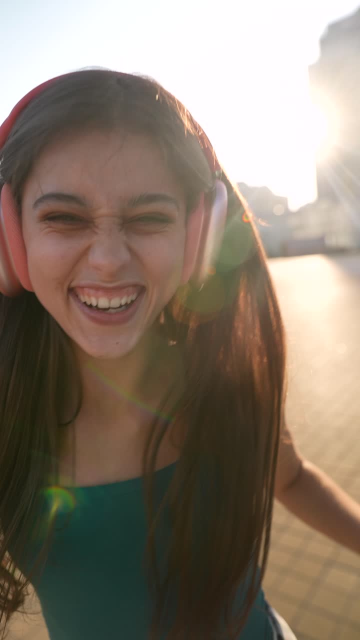 Mujer joven disfrutando de la música al aire libre