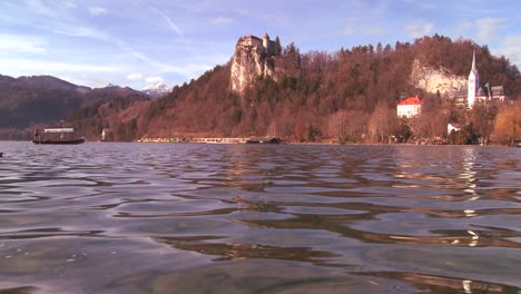 斯洛文尼亞 - 位於斯洛文尼亞布萊德湖 (lake bled) 岸邊的中世紀城堡和教堂