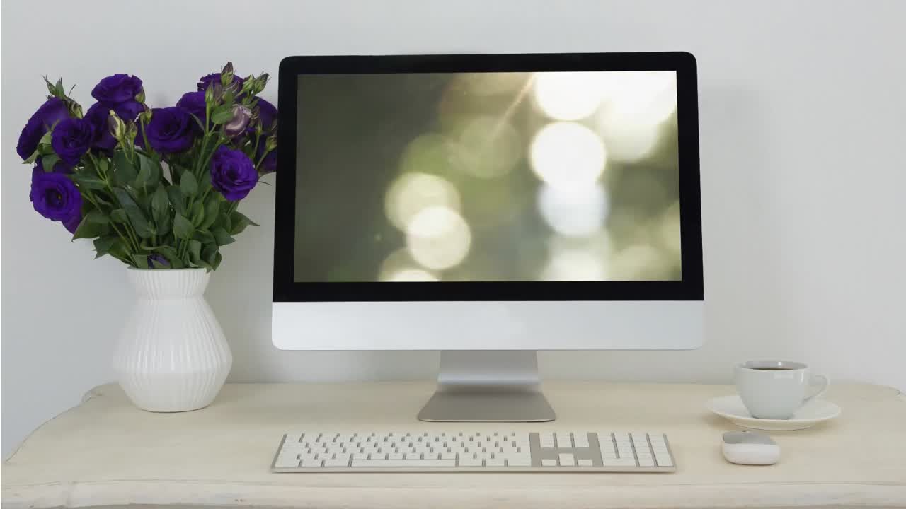 animación de luces puntuales en la pantalla de la computadora en el escritorio