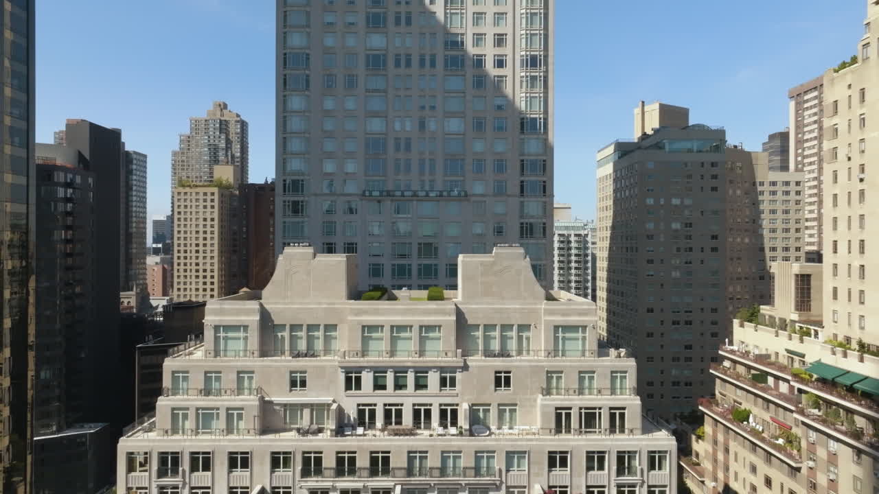 뉴욕의 센트럴 파크 웨스트의 고층 건물과 교통 - 내려오는 드론  ⁇