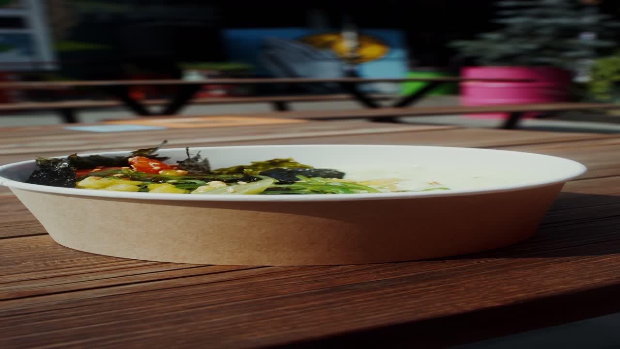 cuenco de comida asiático al aire libre