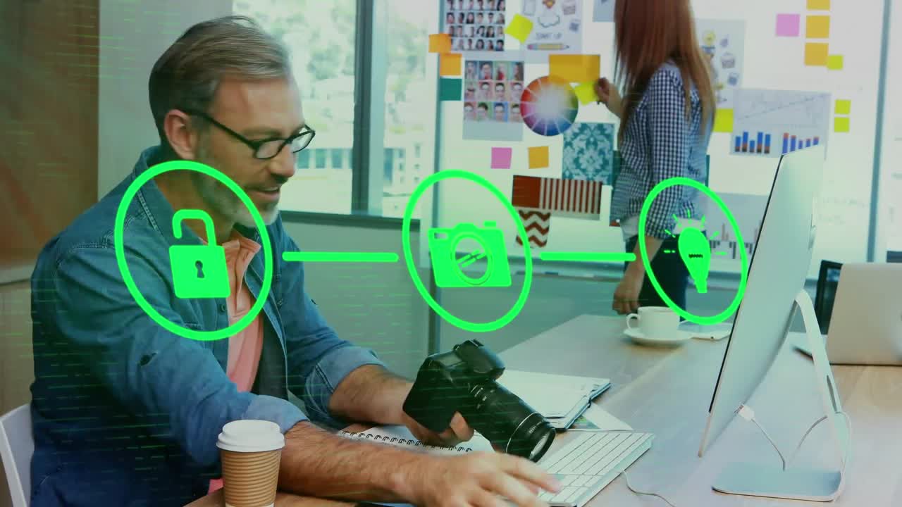 animación de iconos y procesamiento de datos sobre empresario caucásico en la oficina