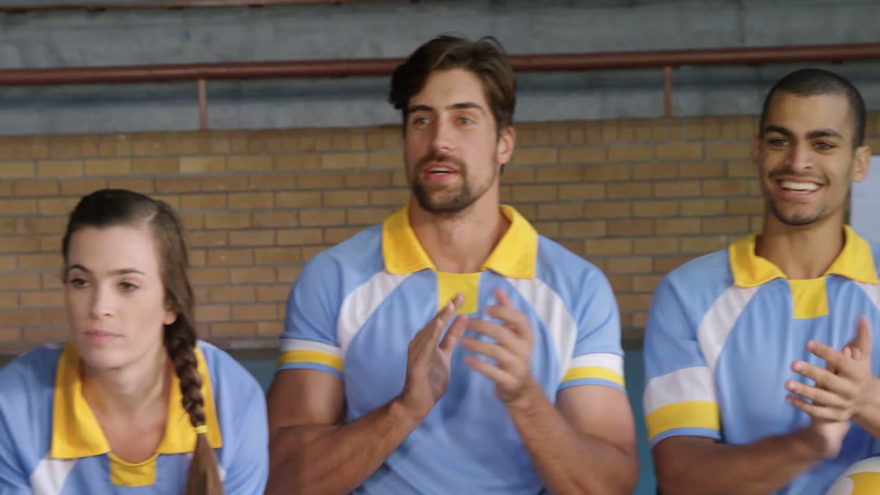 여자 코치 와 배구 선수 들 이 팀 을 응원 하고 있다 4k