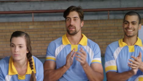 entrenadora y jugadoras de voleibol animando a su equipo 4k