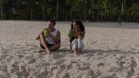 pareja disfrutando de una bebida de coco