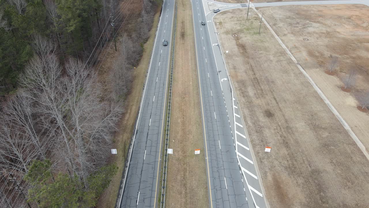 coches circulando por una carretera de 4 carriles