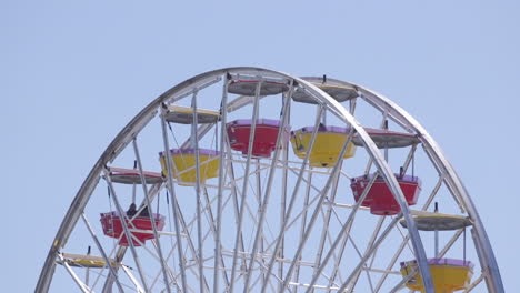 la rueda de la fortuna girando en pacific park en el muelle de santa monica en los angeles, california