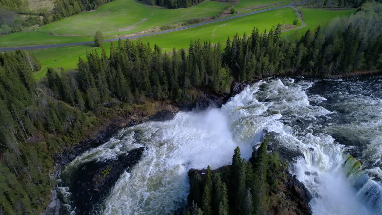 la cascada de ristafallet en la parte occidental de jamtland está catalogada como una de las cascadas más hermosas de suecia.