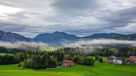 Ländliches-Dorf-Mit-Bauernhäusern,-Umgeben-Von-Bergrücken-An-Nebligen-Tagen-In-Österreich