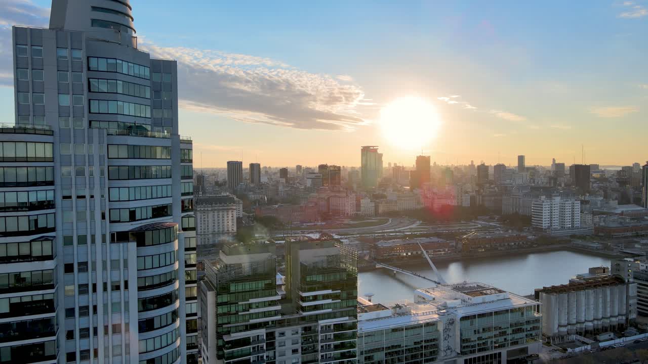 Deslumbrante paisagem urbana aérea de Buenos Aires. Afastamento de câmera revelando arranha-céus modernos na margem do Rio da Prata.