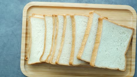 Nahaufnahme-Eines-Stapels-Gebackenen-Brotes-Auf-Dem-Tisch
