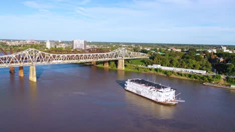 Buena-Antena-Sobre-Un-Barco-De-Vapor-Paddlewheel-Del-Río-Mississippi-Pasando-Por-Debajo-De-Tres-Puentes-De-Acero-Cerca-De-Memphis,-Tennessee-1