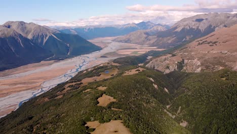 Toma-Aérea-De-Las-Montañas-De-Los-Alpes-Del-Sur-Y-Del-Valle-Del-Río-Waimakariri