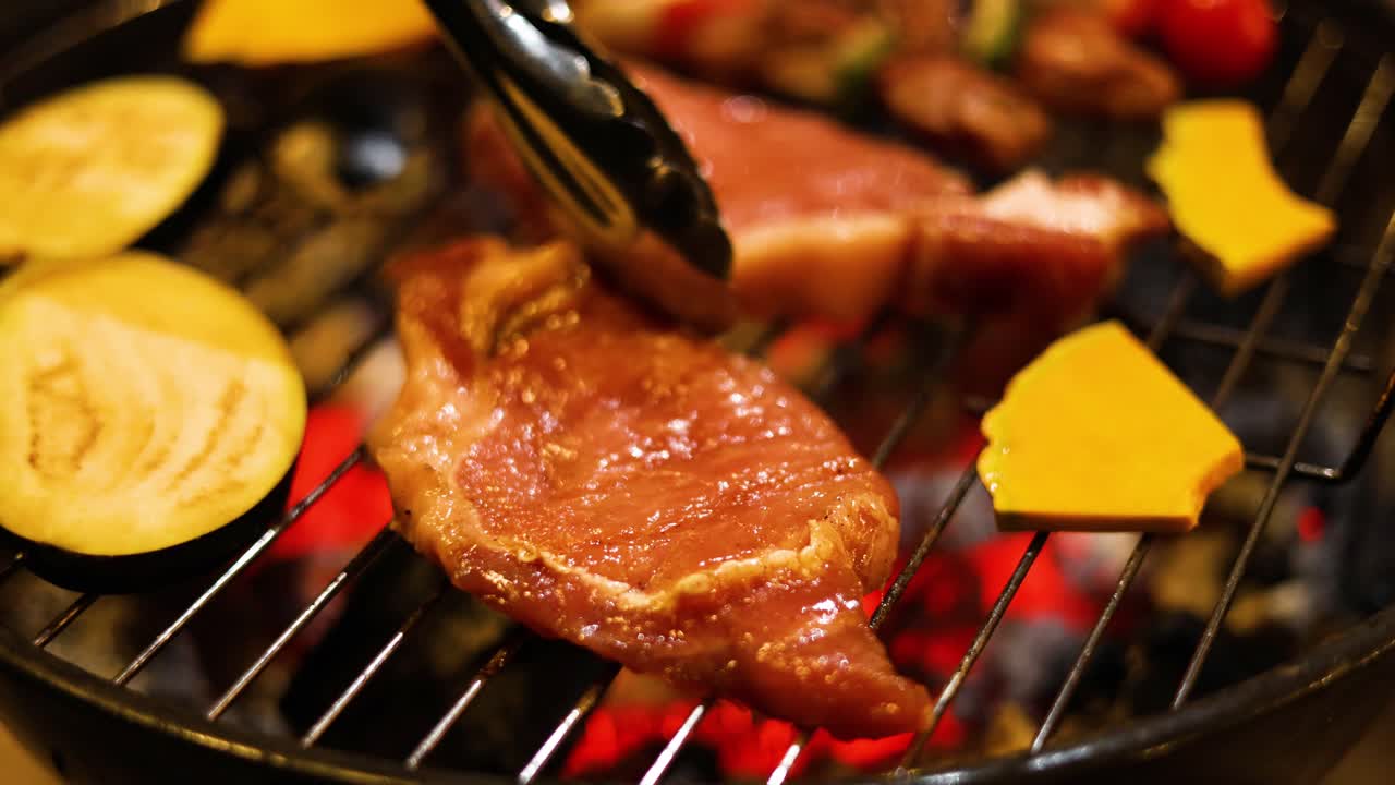 나무 석탄 불 위 에 스테이크 와 채소 를 는 것