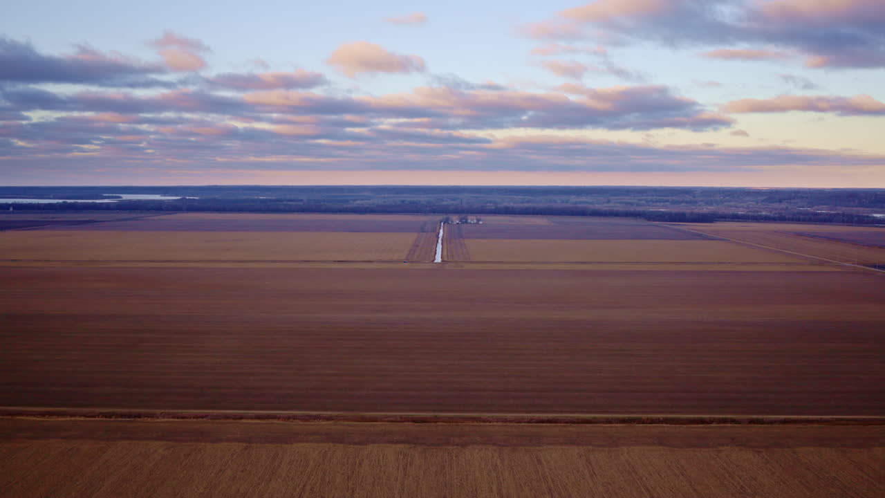 Vidstrakt luftfoto af præriemarker i Illinois uden for Peoria.