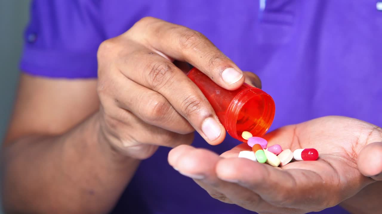 persona que toma pastillas de un frasco