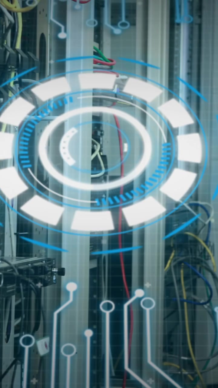 Animazione di cerchio in elaborazione e dati su donna caucasica che controlla i server.