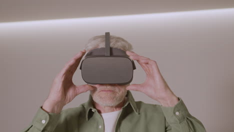 homme senior jouant à la maison avec casque de lunettes de réalité virtuelle 3