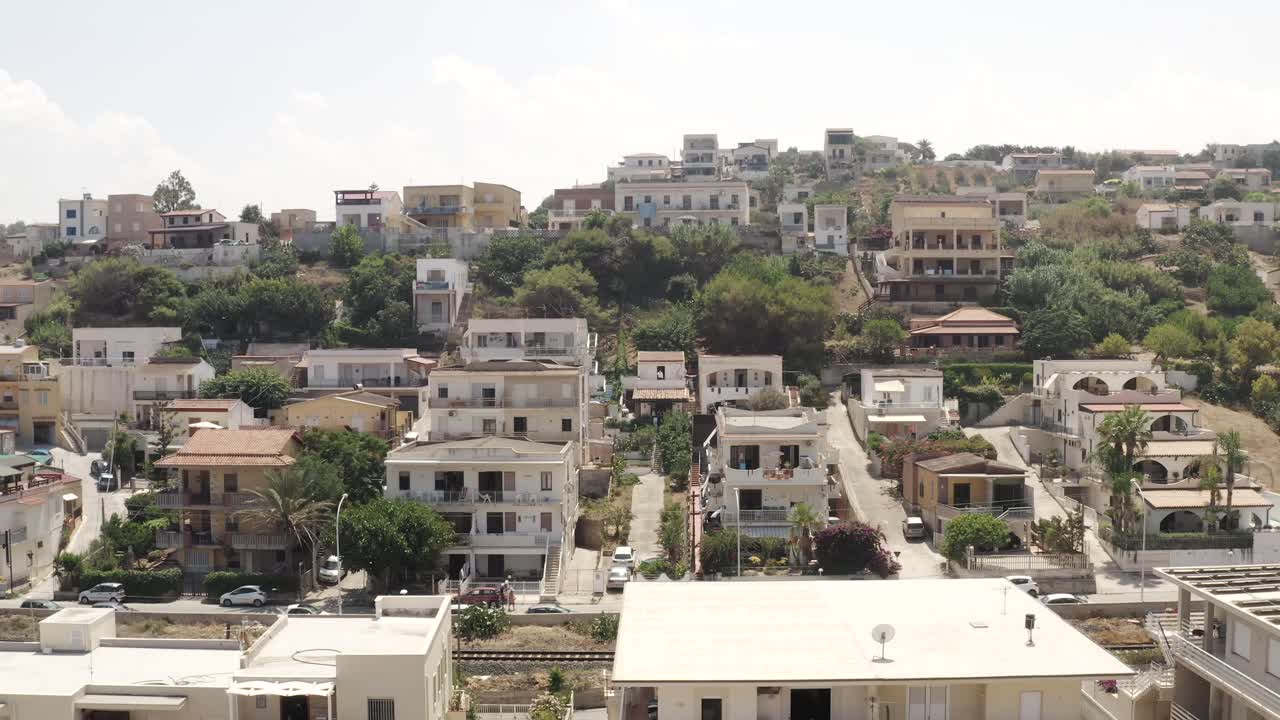 vista aérea de una ciudad costera del mediterráneo