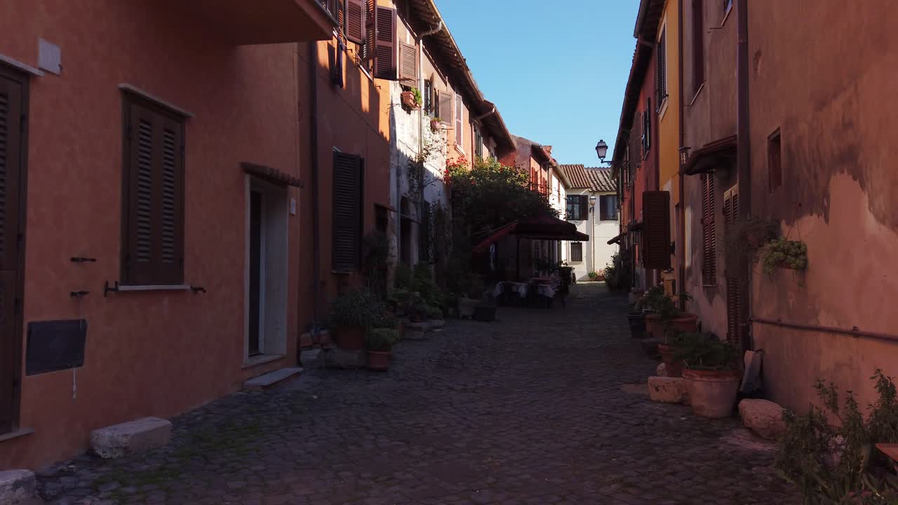 Stretta via pedonale nel borgo medievale di Borghetto di Ostia, nella periferia di Roma