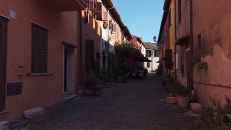 Schmale-Pedonale-Straße-Im-Mittelalterlichen-Dorf-Borghetto-Di-Ostia-Am-Rande-Von-Rom