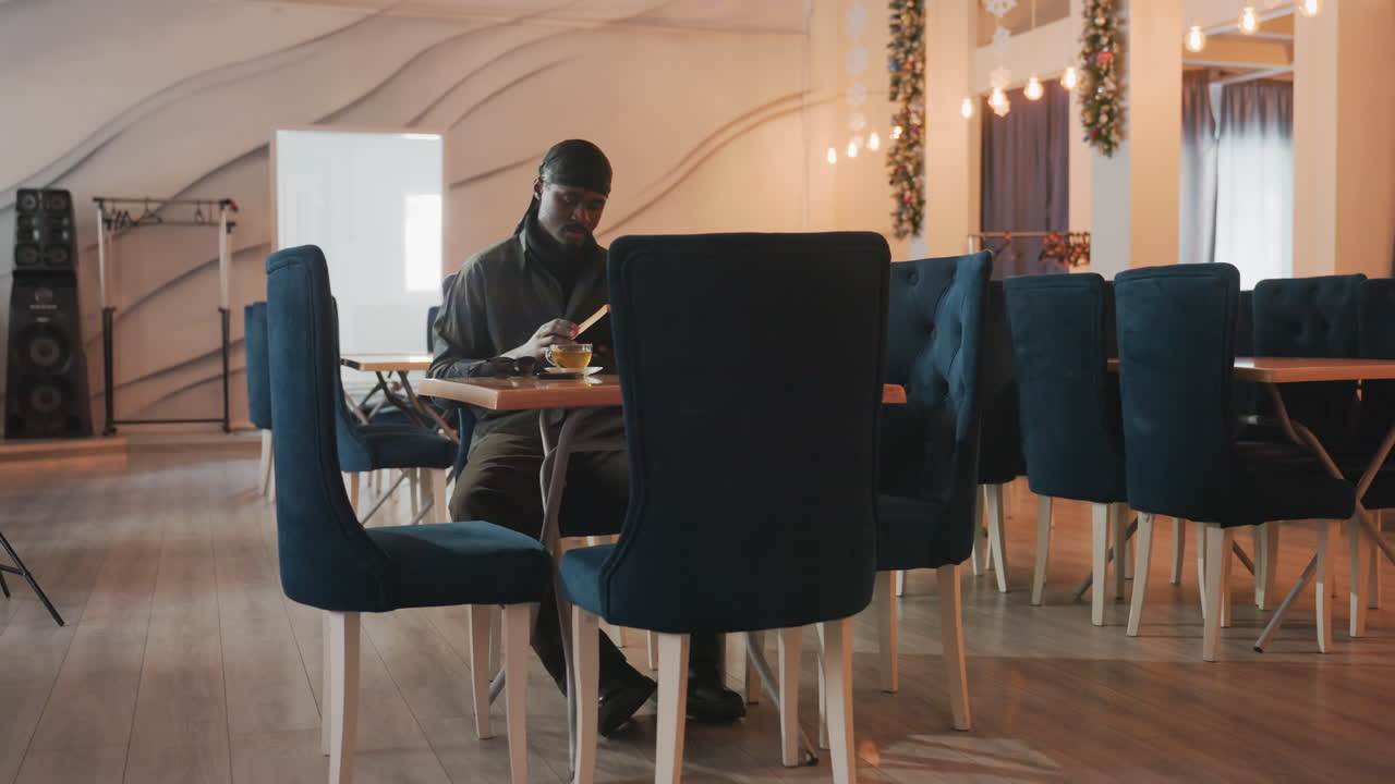 아이디어에 몰두하는 혁신적인 남성 기업가, 다가오는 프로젝트에 대해 생각하는 집중력 있는 남성 사업가, 편안하고 현대적인 라운지 공간에서 새로운 전략을 구상하는 창의적인 남성