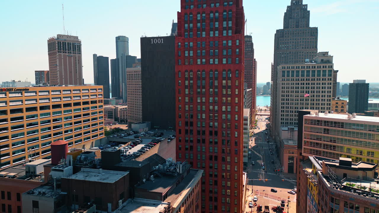 Detroit, USA, 28 luglio 2025: si erge sopra la strada di Detroit, Michigan, USA. Vista rivelatrice sul parcheggio sul tetto dell'edificio.