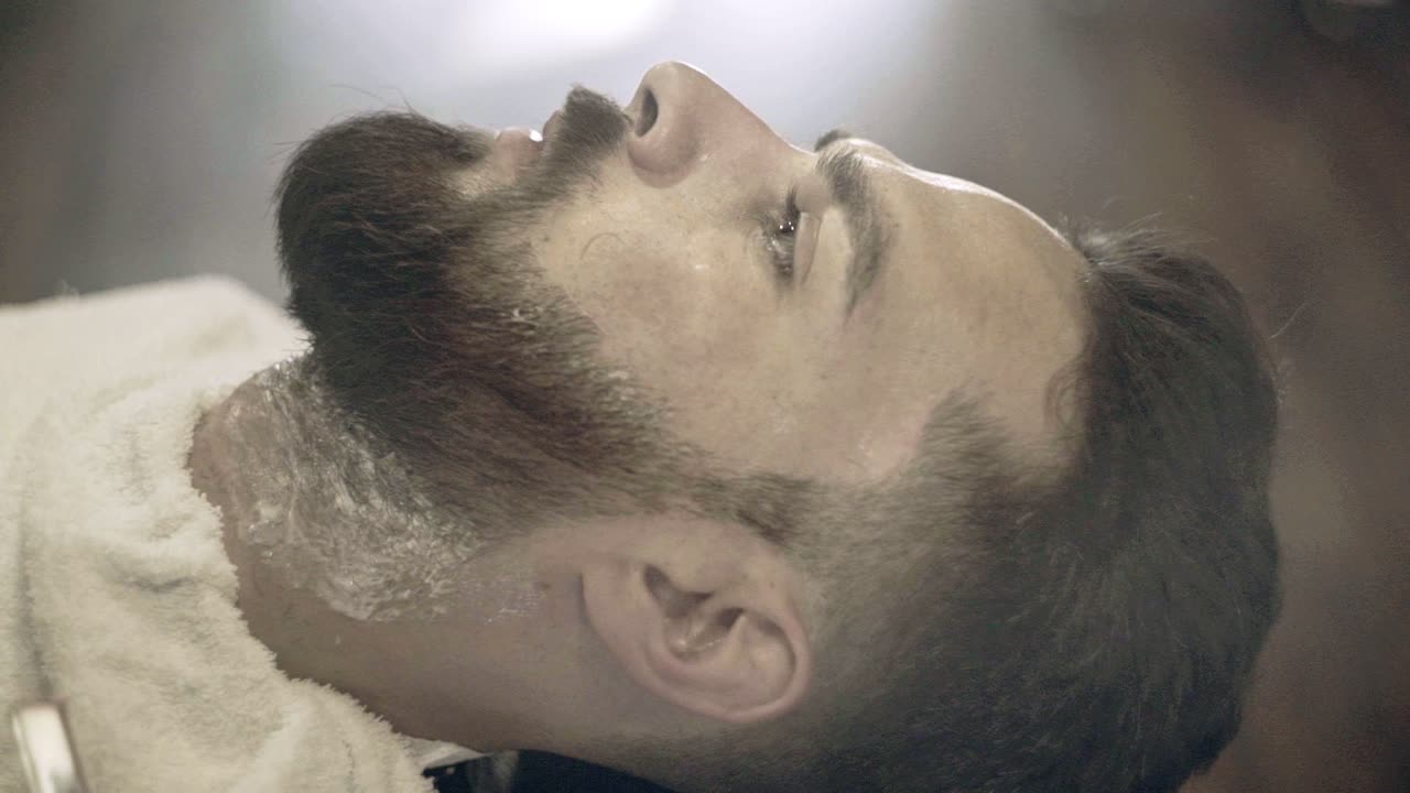 수염을  ⁇ 는 사람. 수염을  ⁇ 는 사람. 수염을  ⁇ 는 사람.